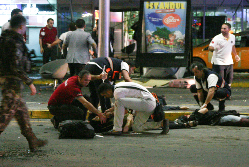 Paramedis mengevakuasi korban serangan bom bunuh diri di bandara Internasional Ataturk, Istambul , Turki, (28/6).