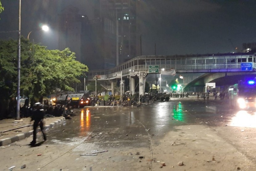 Aparat gabungan polisi dan TNI masih bersiaga di bawah fly over Slipi untuk menahan massa, Kamis (26/9) pukul 01.20 WIB. Massa masih bertahan di arah Rawabelong dan sesekali masih mencoba maju ke arah aparat.