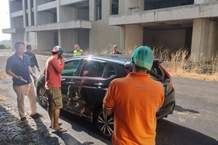 parat kepolisian saat mendatangi TKP tewasnya mahasiswa FKH Unair di dalam mobil di halaman apartemen Jalan H. Anwar Hamzah Desa Tambak Oso, Kecamatan Waru, Kabupaten Sidoarjo, Jawa Timur, Ahad (5/11/2023)