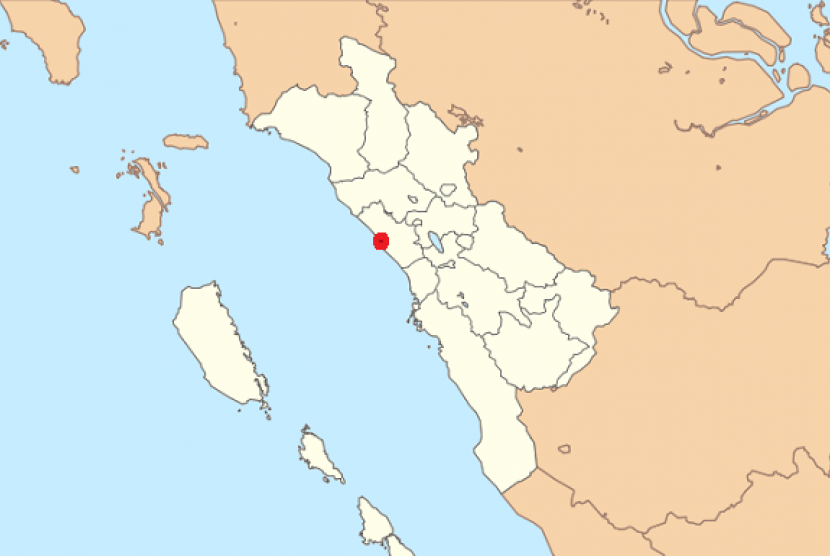 Pariaman (red dot) in West Sumatra is vulnerable to tsunami threat. Hundreds of students in the area participate in disaster drill conducted on June 14-21, 2013. (map of Pariaman)