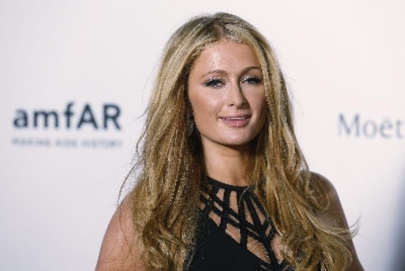 Paris Hilton rogoh kocek Rp 852 juta untuk alat makan dipernikahannya nanti.