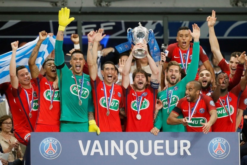 Paris Saint-Germain merayakan gelar juara Piala Prancis 2016/2017.