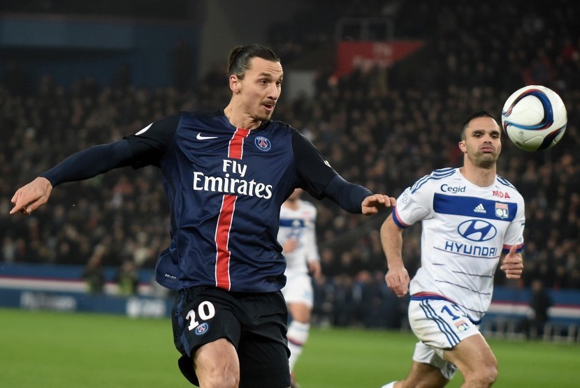 Paris Saint Germain player Zlatan Ibrahimovic vies for the ball during the French soccer Ligue 1 match between Paris Saint Germain (PSG) and Olympique Lyonnais (OL) at the Parc des Princes stadium in Paris, France, 13 December 2015. 