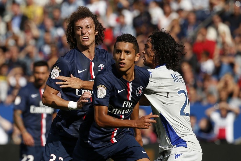 Paris Saint Germain's David Luiz (L) and Marquinhos react against Bastia during their French Ligue 1 soccer match at the Parc des Princes Stadium in Paris, August 16, 2014. 