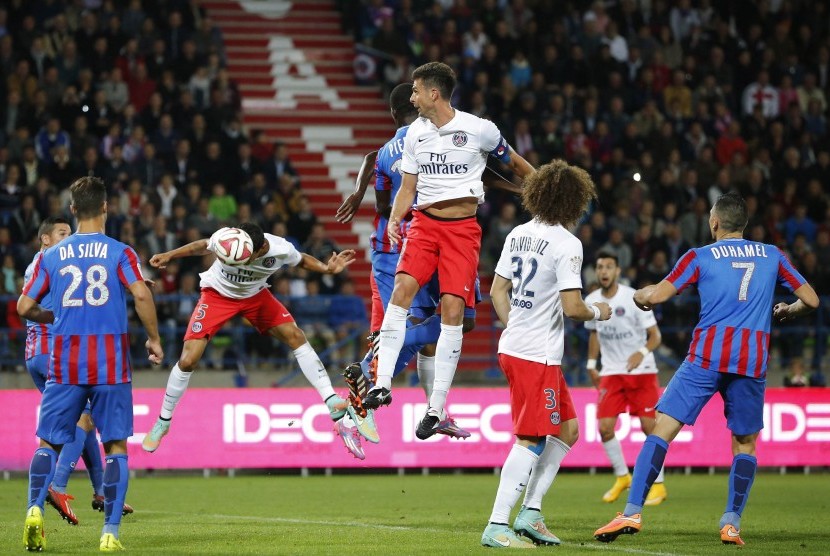Paris St Germain's Marquinhos (5) heads the ball to score against Caen during their French Ligue 1 soccer match at the Michel d'Ordano stadium in Caen, September 24, 2014
