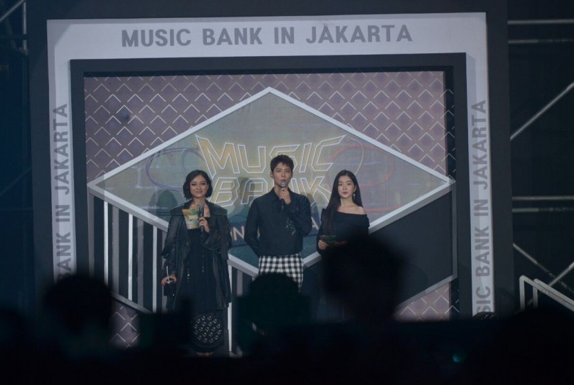 Park Bo Gum (tengah) bersama Irene Red Velvet dan Lolita Agustine (kiri) dalam gelaran Music Bank in Jakarta di JIExpo, Kemayoran, Jakarta Pusat, Sabtu (2/9) malam.