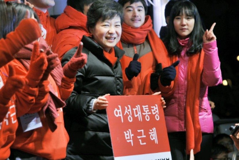 Park Geun-hye bersama pendukungnya