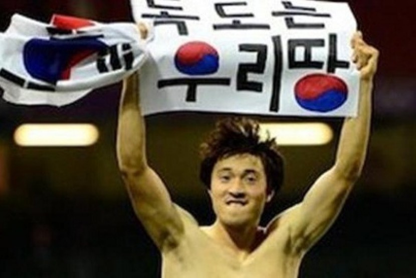 Park Jong-Woo saat mengibarkan spanduk protes terhadap Jepang berbunyi --Dokdo adalah Tanah Kami--.Aksi itu selain mengundang kecaman, juga membuat Park terancam sanksi berat baik oleh FIFA maupun dari Asosiasi Sepak Bola Korsel.