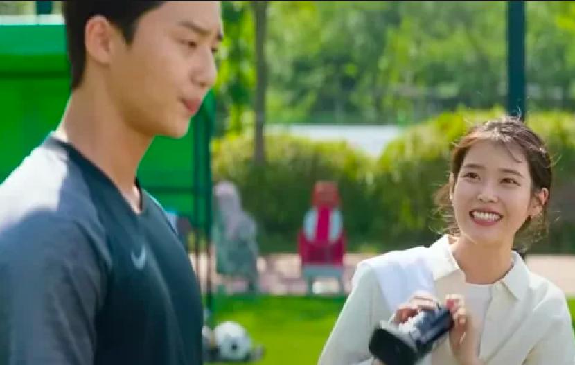 Park Seo-joon (kiri) dan IU (kanan) bermain di film komedi Dream. Keduanya menunjukkan chemistry luar biasa dalam film yang mengangkat kisah tentang Piala Dunia Tunawisma itu.