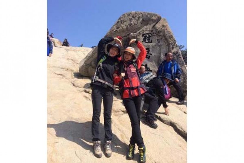 Park Shin Ye saat mendaki gunung bersama rekannya