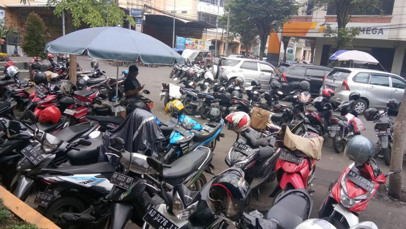 Parkir kendaraan bermotor di Kota Yogyakarta.