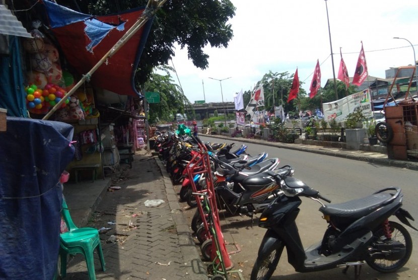 Parkir liar di Jalan Jatinegara,  Jakarta Timur, Jumat (12/4).