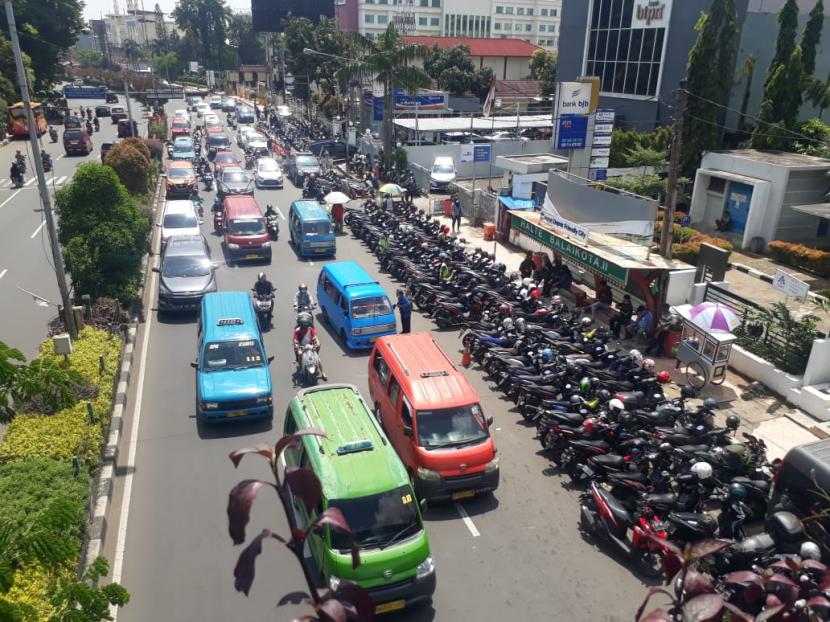Parkir liar di Jalan Margonda Raya, Kota Depok, Jumat (25/3), dibiarkan Satlantas Polrestro Depok dan Dishub Kota Depok.