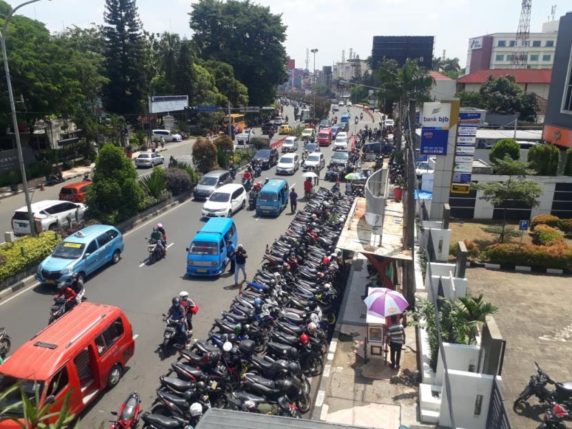 Parkir liar di Jalan Margonda Raya, Kota Depok, Jumat (25/3), dibiarkan Satlantas Polrestro Depok dan Dishub Kota Depok.