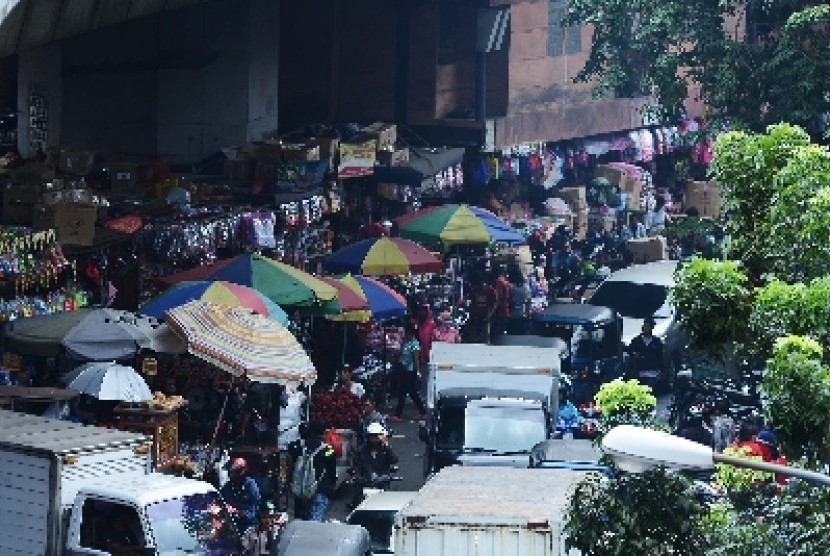 Parkir liar di kawasan Asemka, Jakarta Barat, Kamis (5/2). 