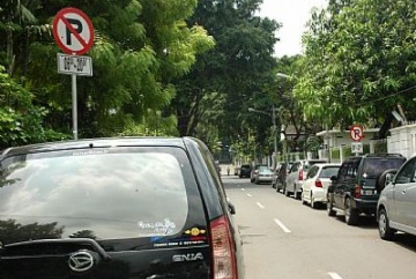 Parkir liar di pinggir jalan (ilustrasi)