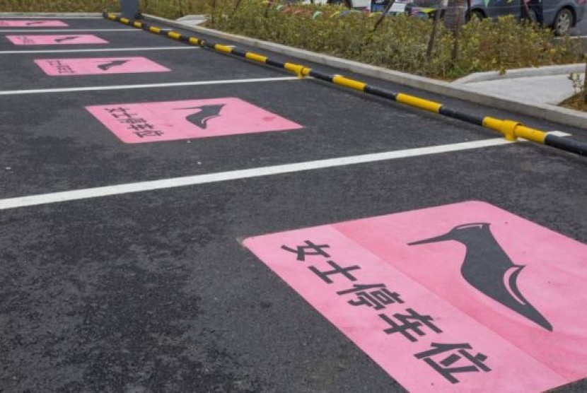 Parkir mobil khusus perempuan yang kontroversial ini diberlakukan di Provinsi Zhejiang, Cina.