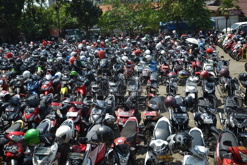 Parkir motor, penitipan motor di stasiun Pondok Cina, Depok