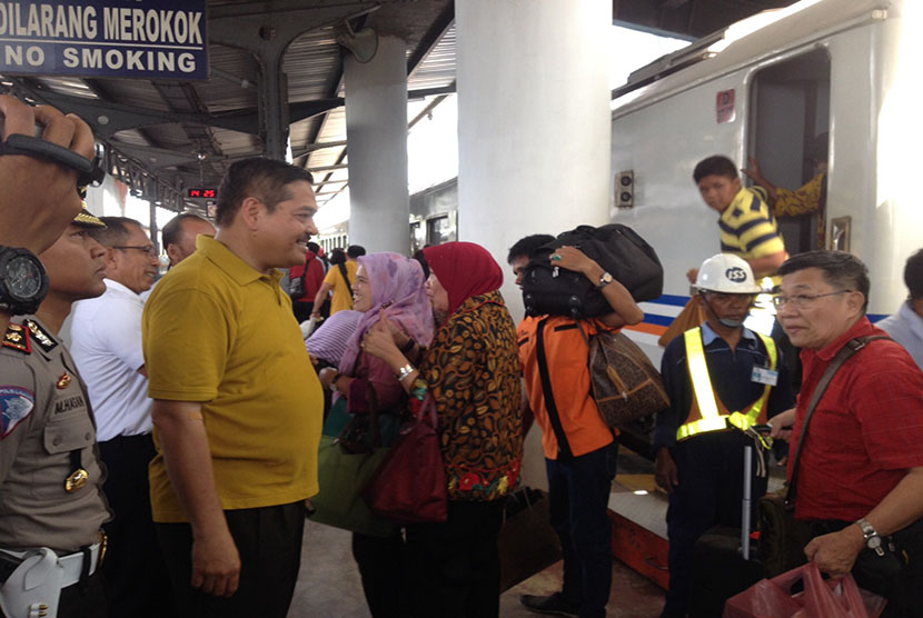 Parlindungan Purba saat mengunjungi Stasiun Medan, Ahad (12/7).