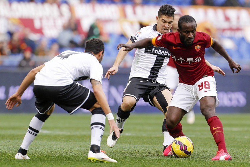 Parma's Pedro Mendes (L) and Jose Mauri (C) challenge AS Roma's Seydou Doumbia (R) during their Italian Serie A soccer match at the Olympic stadium in Rome, February 15, 2015.