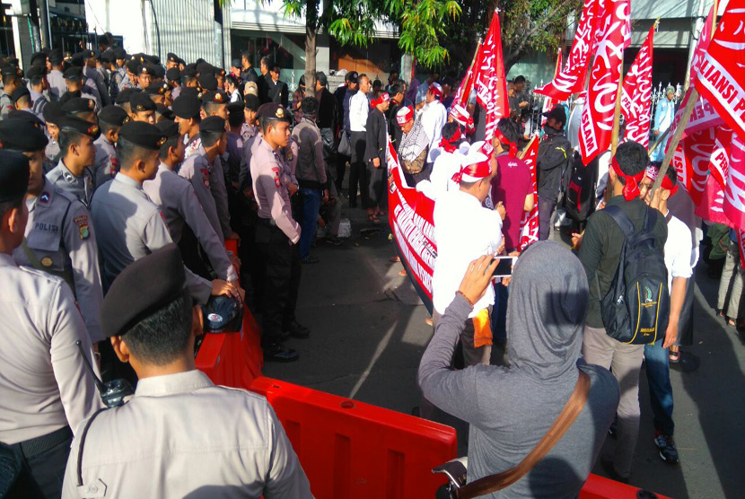 Parmusi dan Aliansi Pergerakan Islam berorasi jelang sidang kasus penistaan agama dengan terdakwa Basuki Tjahaja Purnama (Ahok) di eks PN Jakarta Pusat, Jakarta, Selasa (20/12). 