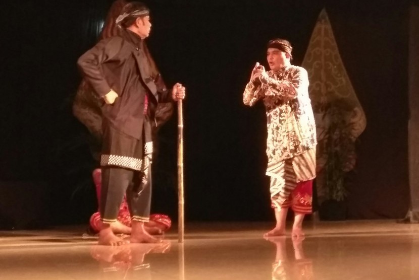 Parni Hadi (berbaju hitam) memerankan Sunan Kalijaga dalam lakon ketoprak bertema 'Jalan Dakwah Sunan Kalijaga'