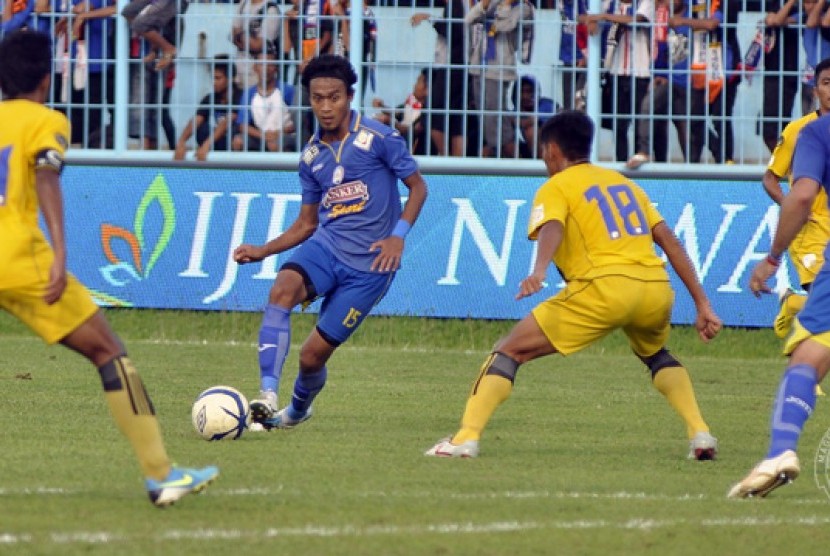 Partai Arema Cronus melawan Barito Putera.