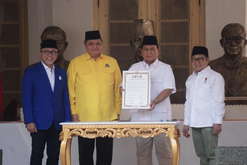 Partai Golkar dan Partai Amanat Nasional (PAN) resmi meneken kerja sama untuk mendukung Prabowo Subianto sebagai bakal calon presiden, di Museum Perumusan Naskah Proklamasi, Jakarta, Ahad (13/8/2023).