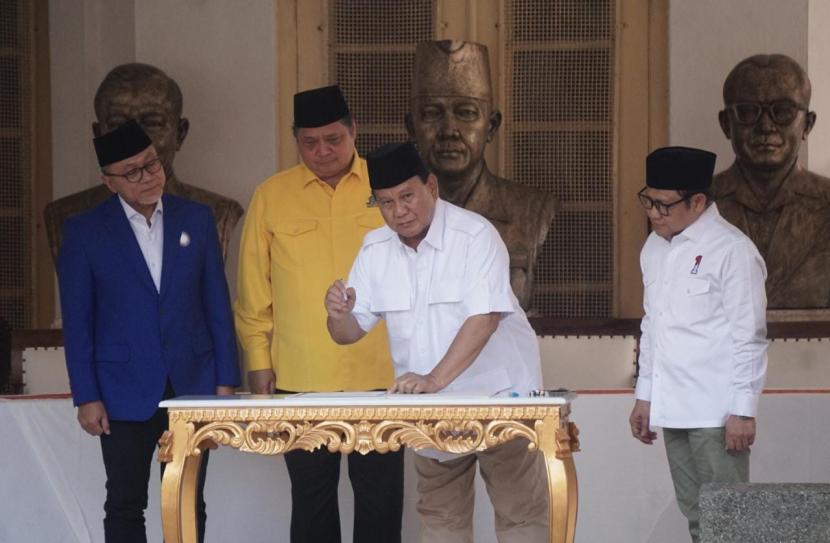 Partai Golkar dan Partai Amanat Nasional (PAN) resmi meneken kerja sama untuk mendukung Prabowo Subianto sebagai bakal calon presiden, di Museum Perumusan Naskah Proklamasi, Jakarta, Ahad (13/8/2023).
