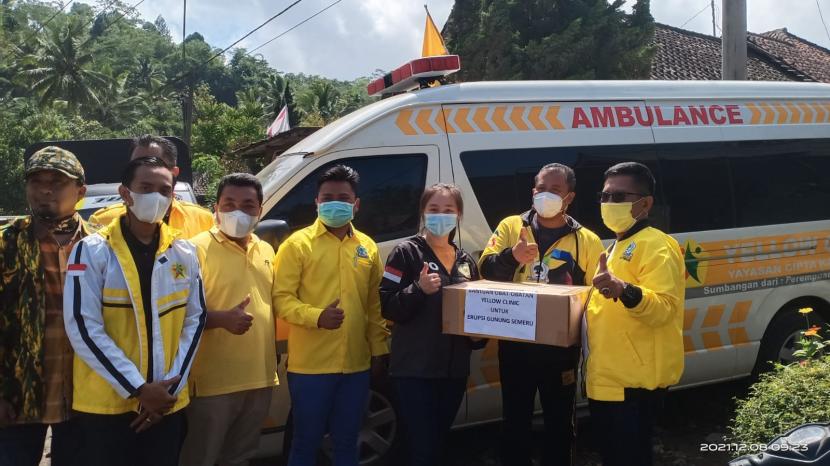 Partai Golkar menyalurkan bantuan untuk masyarakat terdampak erupsi Gunung Semeru di Lumajang, Jawa Timur.