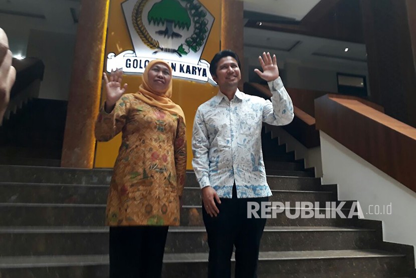 Partai Golkar menyerahkan penetapan keputusan kepada Khofifah Indar Parawansa dan Emil Elistyanto Dardak sebagai Calon Gubernur dan Calon Wakil Gubernur Jawa Timur 2018 di DPP Partai Golkar, Jakarta, Rabu (22/11).