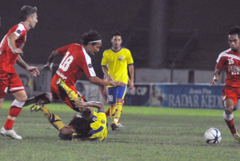 Partai Gresik United Versus Persiba Bantul di Inter Island Cup 2014.