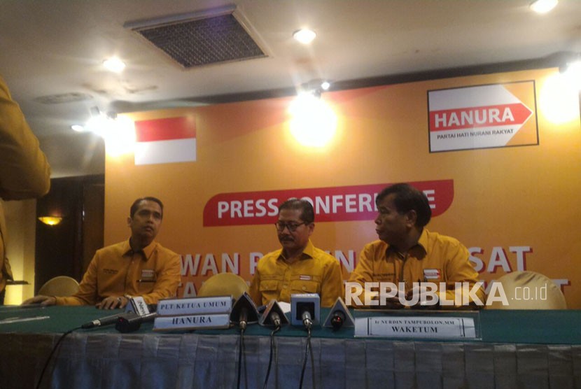 Partai Hanura mengadakan konferensi pers terkait penggantian Ketua Umum DPP Oesman Sapta Odang kepada Plt Ketua Umum Marsekal (purn) Daryatmo di Hotel Ambhara, Blok M, Jakarta, Senin (15/1). 