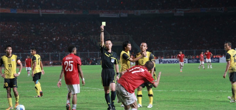 Partai Indonesia melawan Malaysia berlangsung ketet hingga banyak membuahkan kartu kuning bagi kedua kesebelasan, slah satu diterima oleh pemain Indonesia Ferdinan Sinaga, GBK Jakarta, Senin, (21/11). (Republika Online/Fafa)
