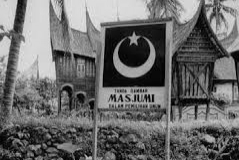 Partai Masyumi kembali dideklarasikan. Sejumlah partai Islam mengaku tak terancam.