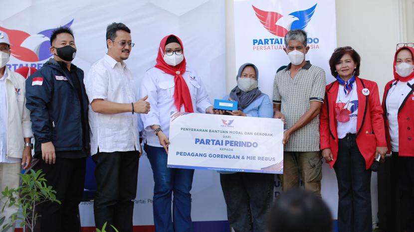 Partai Perindo berkomitmen membangun kesejahteraan masyarakat secara konkret, salah satunya dengan pembagian gerobak dan bantuan modal usaha.  