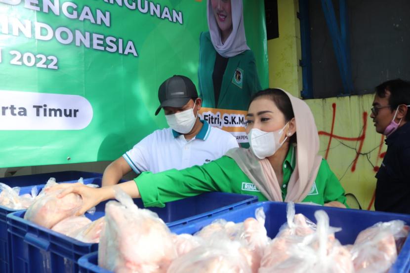 Partai Persatuan Pembangunan (PPP) bersama PT Pangan Dari Indonesia menggelar bazar murah berupa komoditas ayam potong, di Lubang Buaya, Cipayung, Jakarta Timur, Jumat (29/4/2022). 