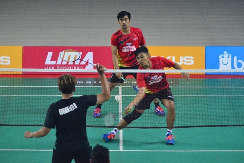 Partai UAD versus STIE YKPN pada laga LIMA Badminton di Yogyakarta, Jumat (12/4).