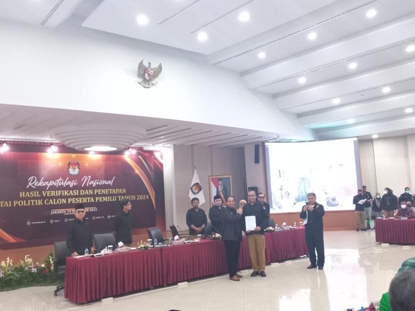 Partai Ummat mengajukan keberatan setelah dinyatakan tidak lolos sebagai peserta Pemilu 2024 melalui rekapitulasi hasil verifikasi faktual partai politik di Kantor KPU RI, Jakarta, Rabu (14/12).