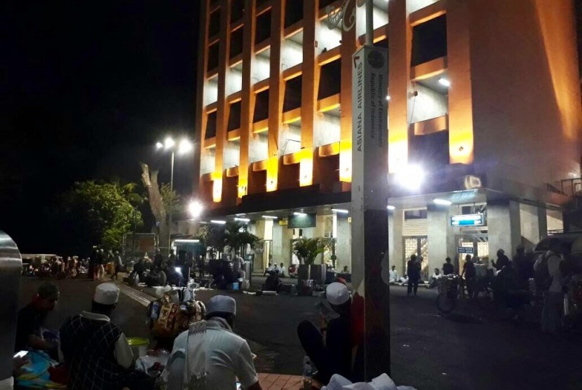 Participants of 55 rally spend the night at Istiqlal mosque, Central Jakarta, since Thursday (May 4) night. They came in small groups.
