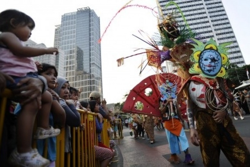Participants of Jakarnaval 2014 pass along MH Thamrin Street in Central Jakarta on Sunday. The carnaval is part of Jakarta's 487th anniversary celebration. 