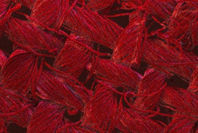 Partikel nano berwarna perak (yang tampak berwarna merah) di tekstil bisa mengurai noda. 