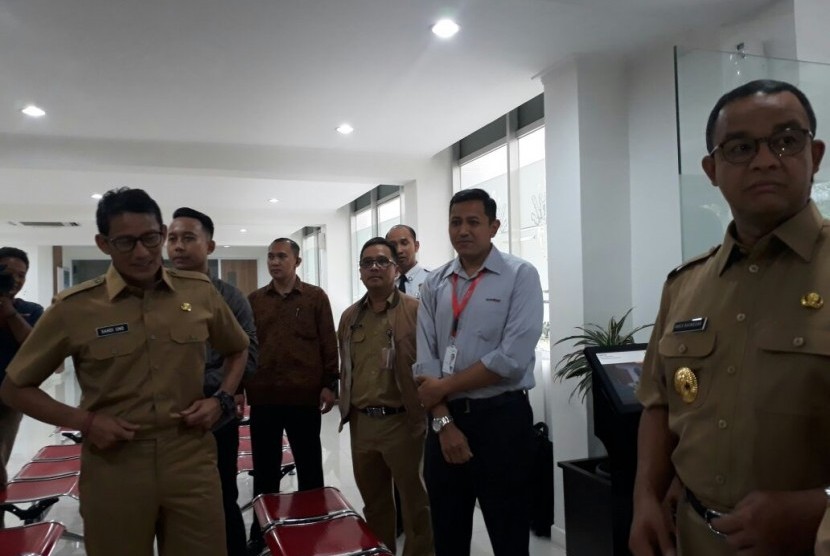 Pasagan Gubernur dan Wakil Gubernur DKI Jakarta Anies Baswedan dan Sandiaga Uno memulai hari pertama di Balai Kota dengan mengunjungi unit-unit kerja, Selasa (17/10).