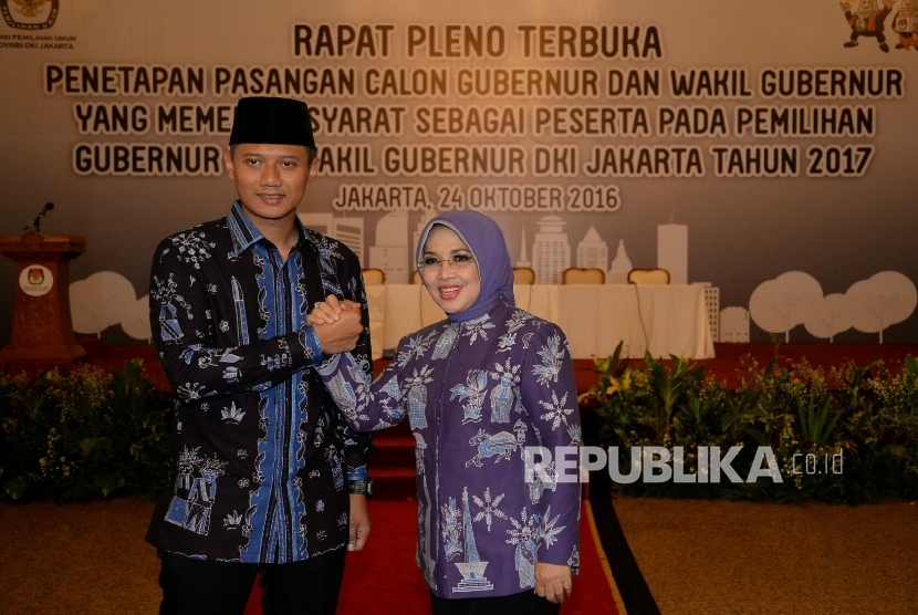 Pasalon Gubernur dan Wagub DKI Jakarta Agus H Yudhoyono- Sylviana Murni berfoto usai rapat pleno penetapan calon gubernur dan wakil gubernur di Jakarta, Senin (24/10).  (Republika/Prayogi)