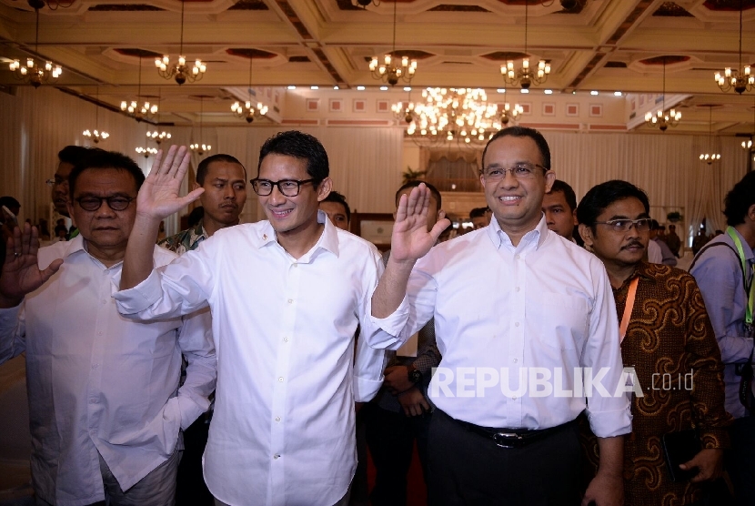 Paslon gubernur dan wagub DKI Jakarta Anies Baswedan-Sandaiga Uno bersama tim pemenangan berfoto sebelum rapat pleno penetapan calon gubernur dan wakil gubernur di Jakarta, Senin (24/10).  (Republika/Prayogi)