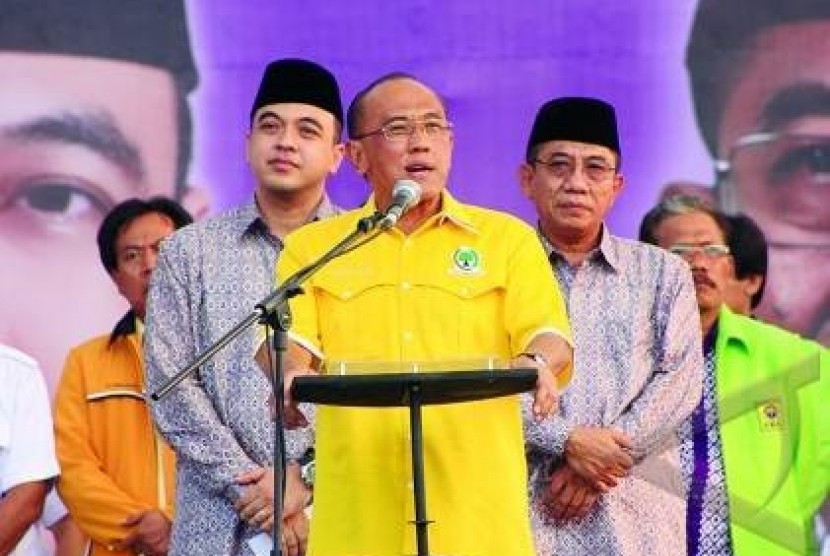 Pasangan Ahmed Zaki Iskandar dan Hermansyah bersama dengan Ketua Umum DPP Partai Golkar Aburizal Bakrie