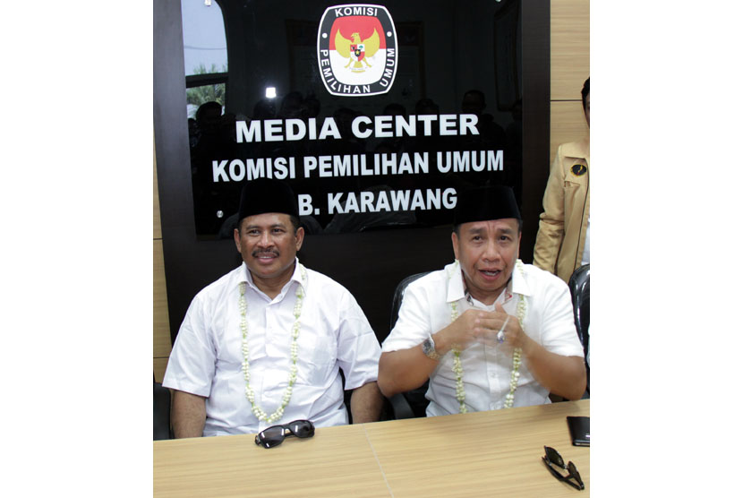 Pasangan Akhmad Marjuki - Dedi Gumelar (Miing Bagito) usai mendaftarkan diri ke kantor KPUD Kabupaten Karawang