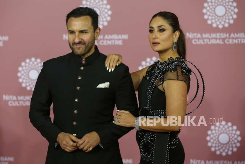 Pasangan artis Bollywood Saif Ali Khan (kiri) dan Kareena Kapor (kanan). Saif ditikam oleh penyusup di rumahnya sendiri dan menderita 6 tusukan.