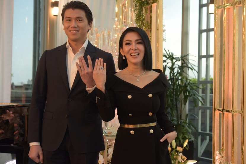 Pasangan artis Reno Barack dan Syahrini berpose di Jakarta, Minggu (10/3/2019). 