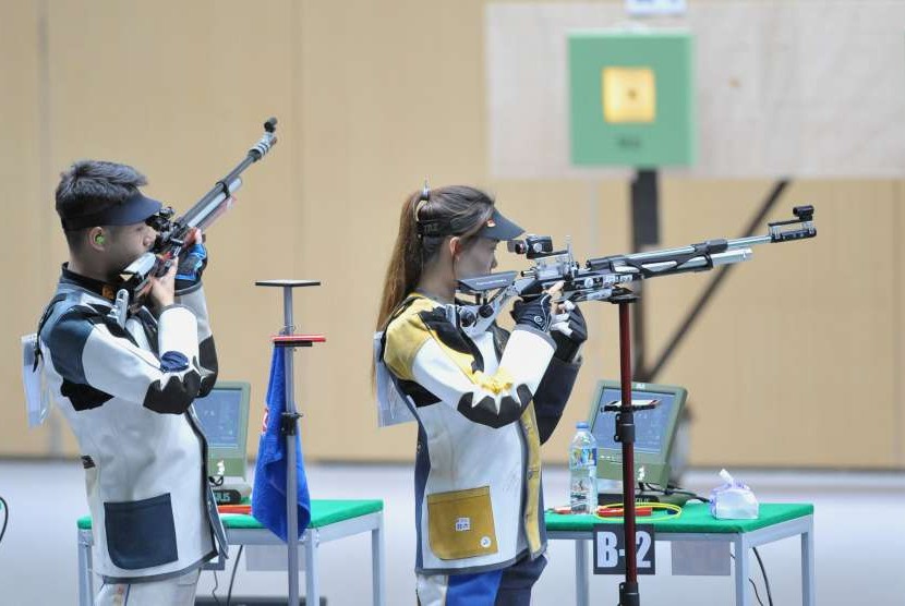 Pasangan atlet menembak Cina Taipei, Lin Yingshin (kanan) dan Shaocuan Lu, merah emas nomor ganda campuran air rifle 10 meter.